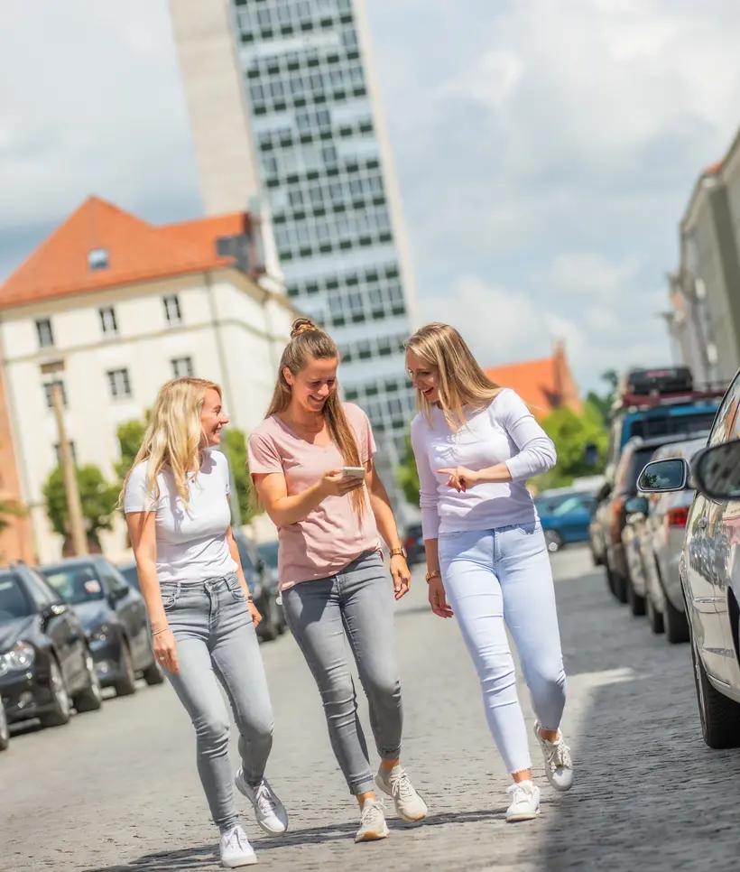 Drei junge Frauen in der Neubrandenburger Innenstadt 