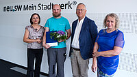 Industriemeister Mirko Zühlsdorff zeigt seine Auszeichnung als Jahrgangsbester. Links und rechts von ihm stehen Vertreterinnen der IHK sowie neu.sw Geschäftsführer Reinhold Hüls. 