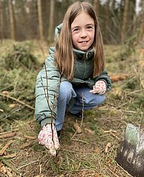 Mädchen beim Baumpflanzen