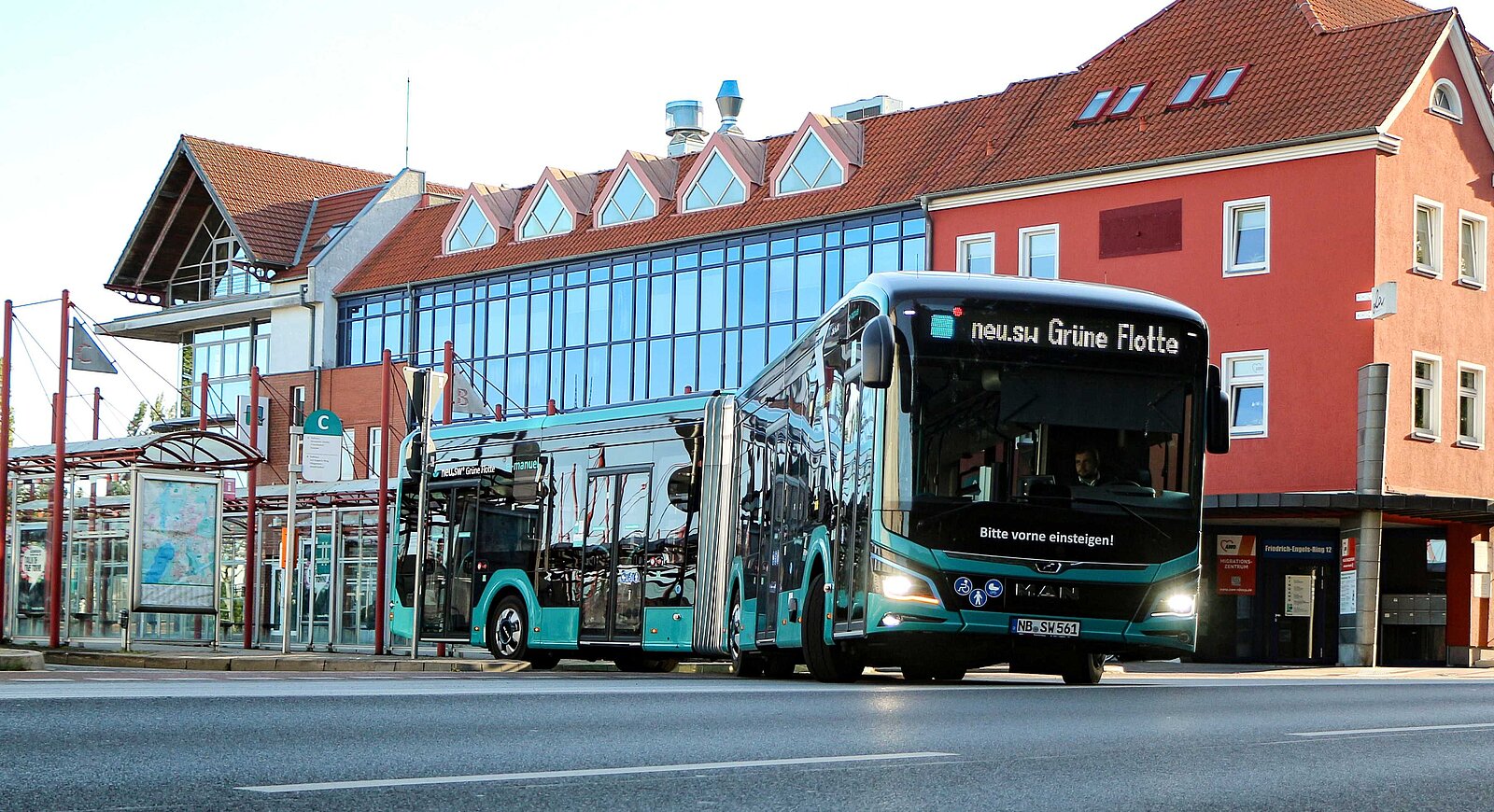 Ein Bus fährt aus einem Busbahnhof.