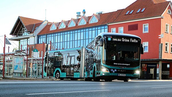 Ein Bus fährt aus einem Busbahnhof.
