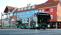 Ein Bus fährt aus einem Busbahnhof.