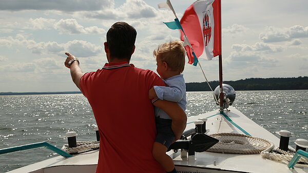 Vater und Kind an Bord des Linienschiffes 