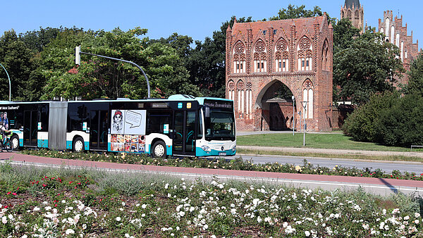 Stadtbus auf Engelsring vor dem Stargarder Tor. 
