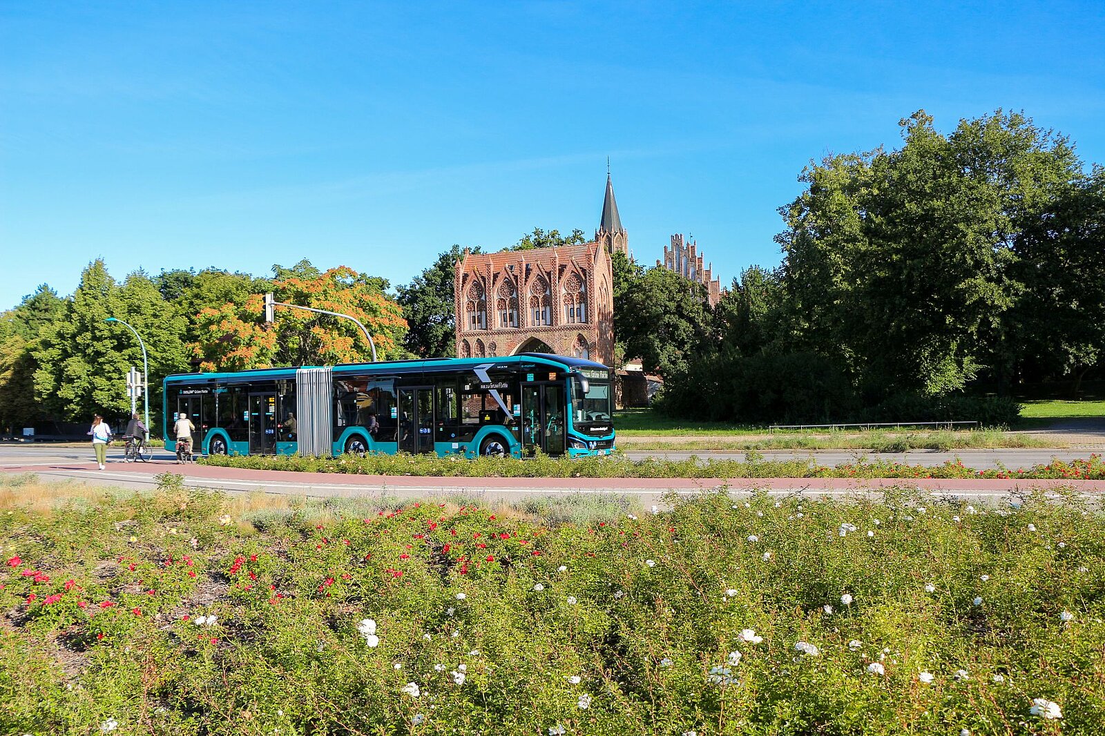 Ein Elektrobus fährt auf dem Ring am Stargarder Tor vorbei.