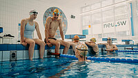 Badegäste im Schwimmbad 
