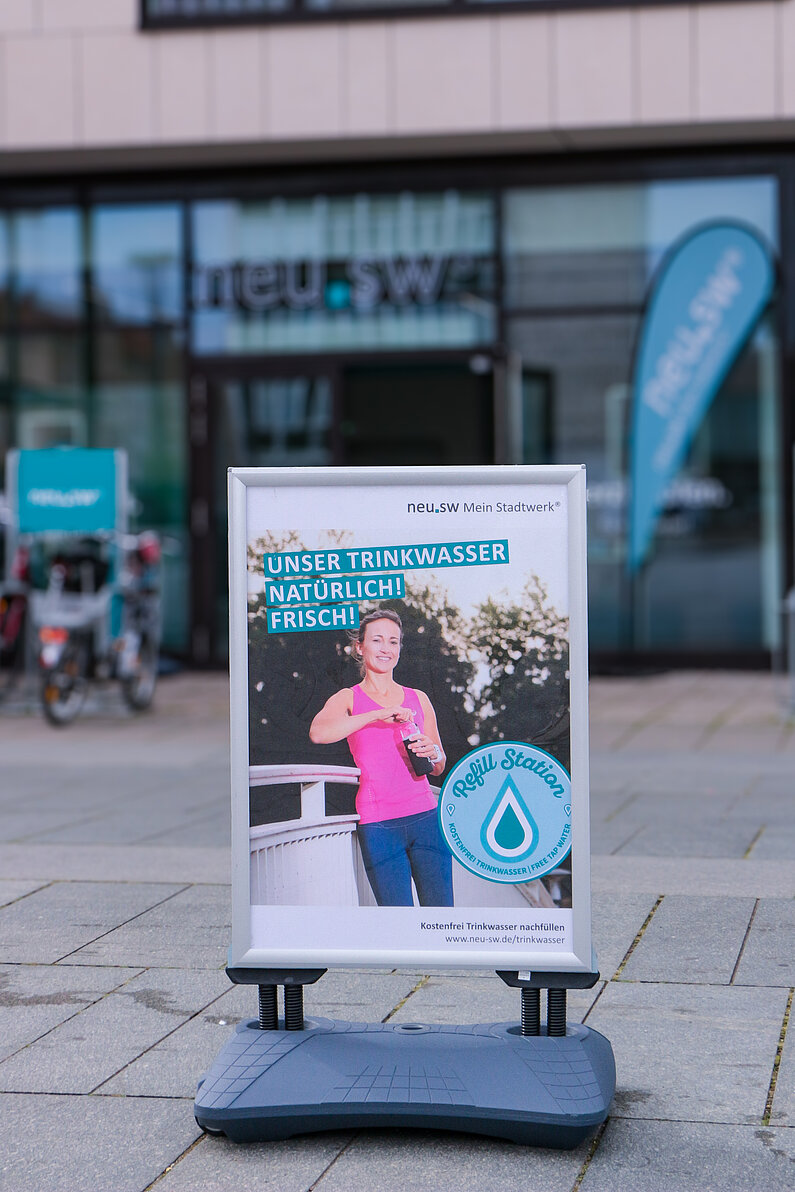 Hinweis-Schild mit Refill-Aufkleber vor dem neu.sw Kundenbüro.