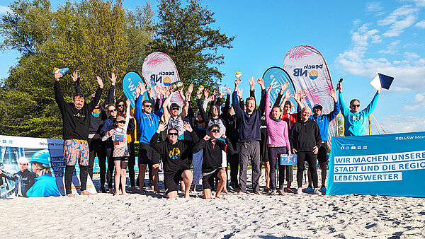 Gruppenfoto mit Siegern und Organisatoren im Beach-Sand.