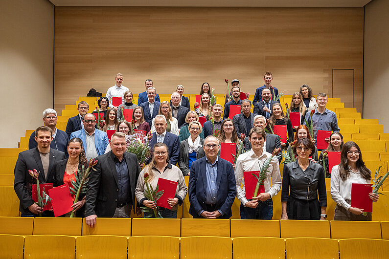 Gruppenbild im Hörsaal: Deutschlandstpentiaten mit Vertretern der unterstützenden Firmen.