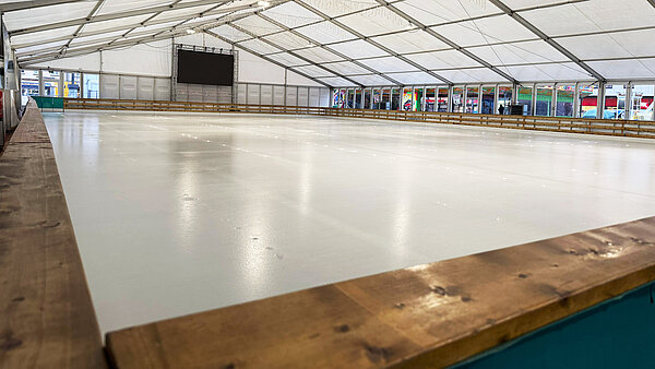 Blick auf die leere Eisfläche in der neu.sw Eislaufhalle.
