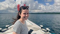 Lachende Praktikantin Hannah Bötel auf dem neu.sw Linienschiff Uns Fritzing.