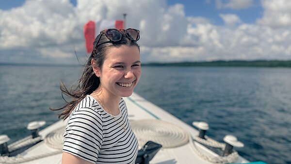Lachende Praktikantin Hannah Bötel auf dem neu.sw Linienschiff Uns Fritzing.