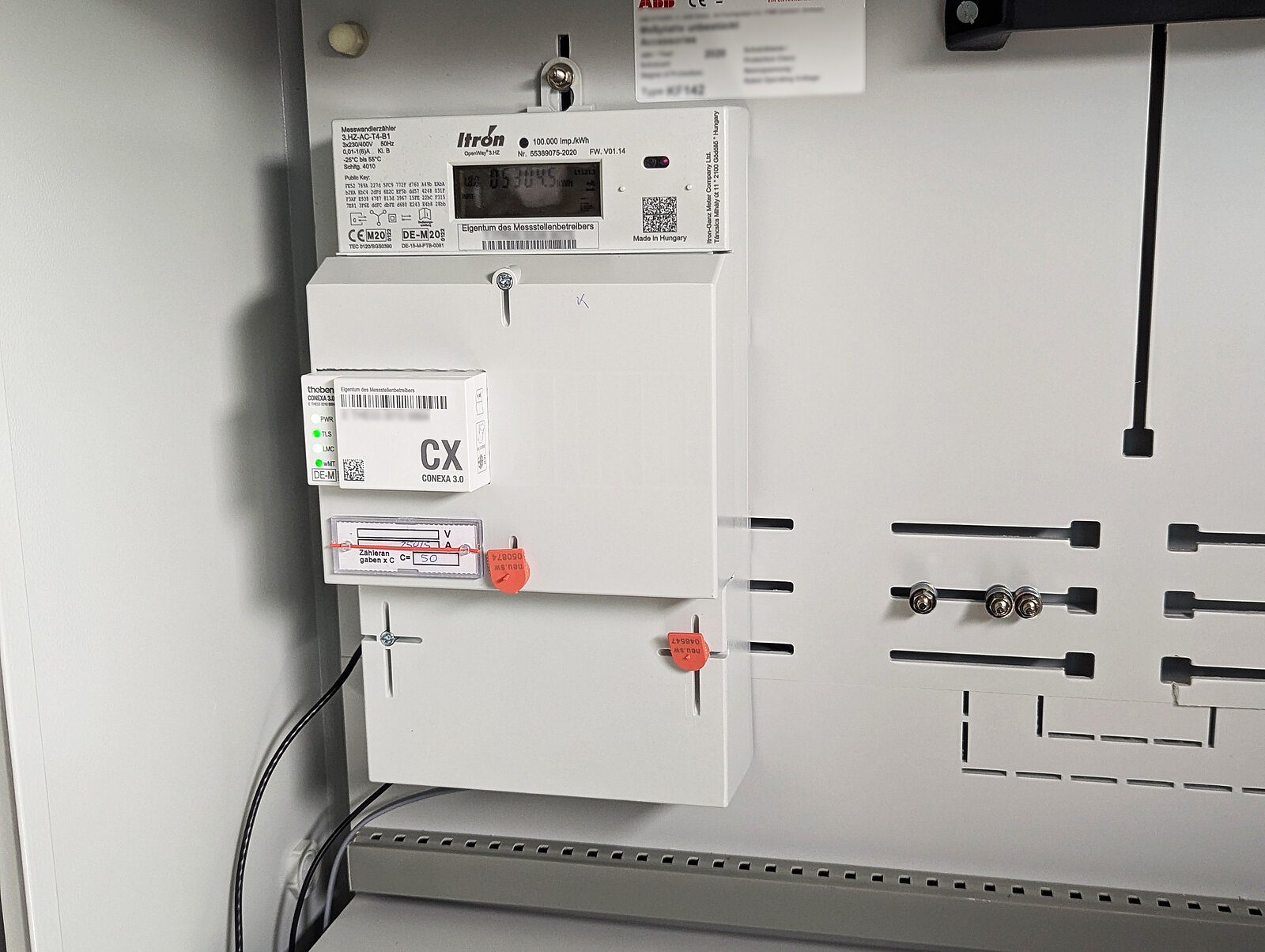 Intelligente Messeinrichtung mit digitalen Stromzähler und Smart Meter Gateway als zusätzliche Kommunikationseinheit.