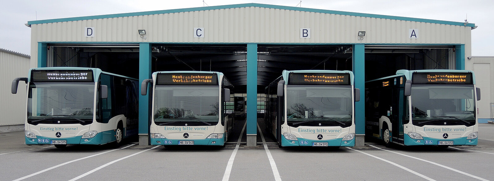 Vier Stadtbusse nebeneinander im Depot.