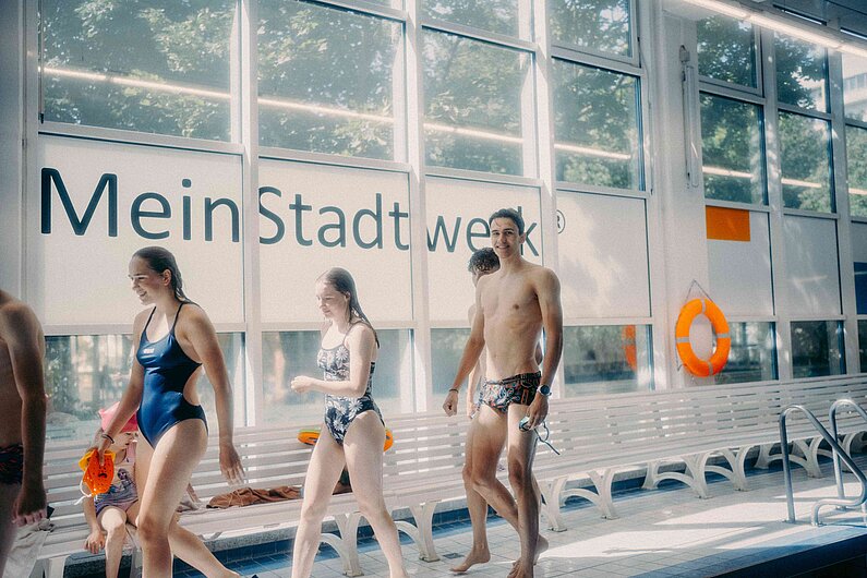 Heranwachsende in der Neubrandenburger Schwimmhalle