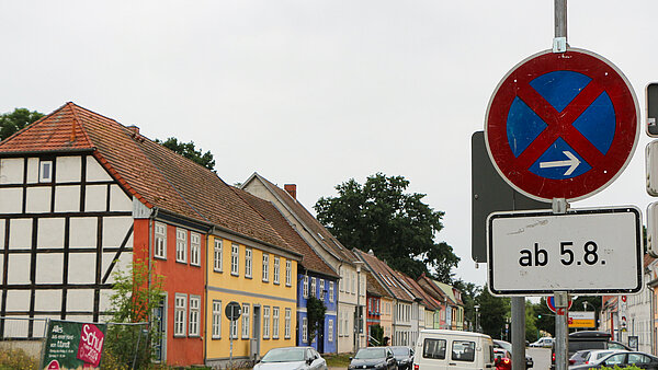 Blick in die Wollweberstraße mit Hinweisschild auf Parkverbot wegen Bauarbeiten.