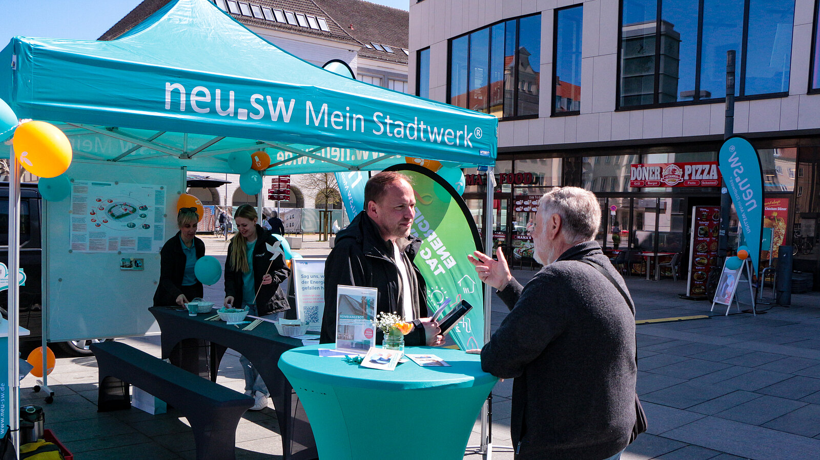 Beratungsgespräch beim EnergieTag MV bei neu.sw auf dem Neubrandenburger Markt
