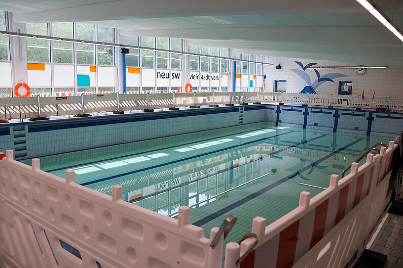 Das 25-Meter-Becken ist mit einer Absperrung versehen.