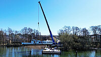 Linienschiff hängt am Kran-Haken.