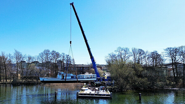 Linienschiff hängt am Kran-Haken.