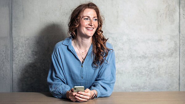 Frau mit einem Handy in der Hand