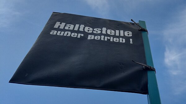 Haltestelle verdeckt mit Überzug mit Aufschrift "Haltestelle außer Betrieb!".