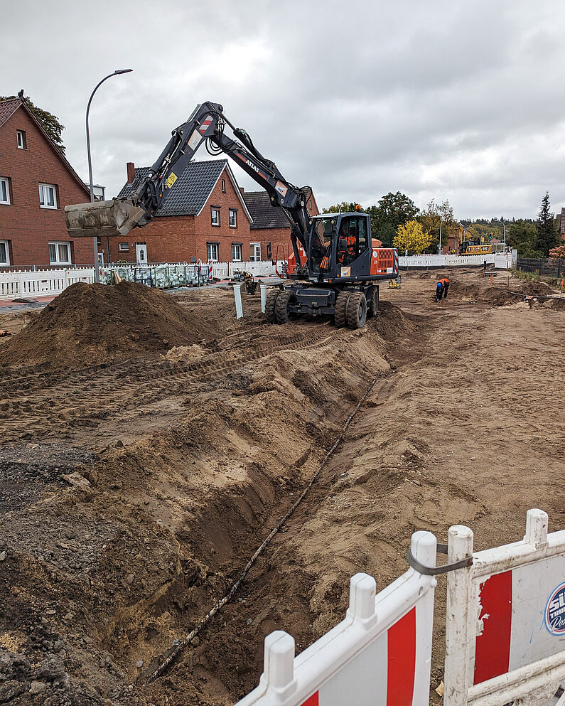 Schaufelbagger. Im Bereich Ravensburgstraße wird noch kräftig gebuddelt. 