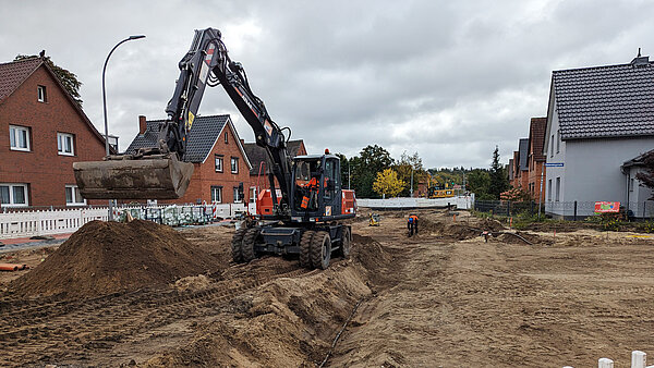 Bagger auf Sand auf der Straßenbaustelle Sponholzer Straße.