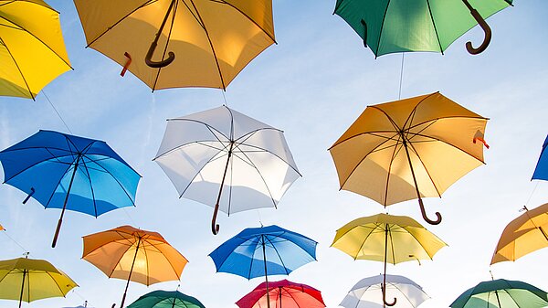 Bunte Schirme am Himmel.