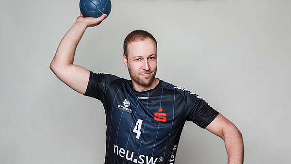 Marcus Deutsch, Spieler von Fortuna Neubrandenburg, hebt einen Handball zum Wurf.
