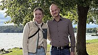 Lena Meißner und Peter Arndt posieren für ein gemeinsames Foto am Ufer des Tollensesees.