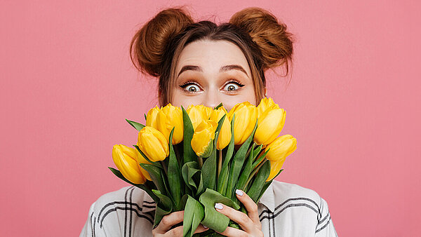 Frau mit einem Strauß Tulpen in der Hand