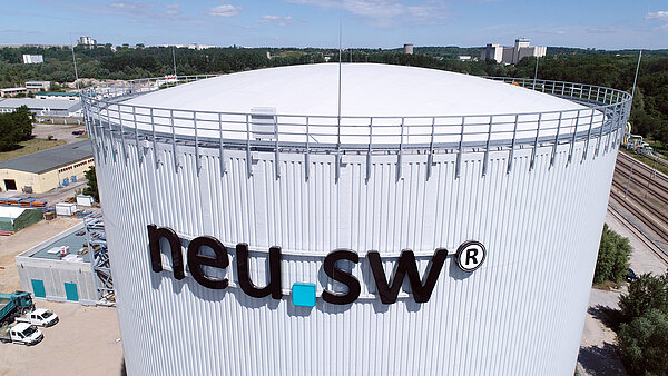 Blick von oben auf den weißen Kurzzeitwärmespeicher mit Logo neu.sw.