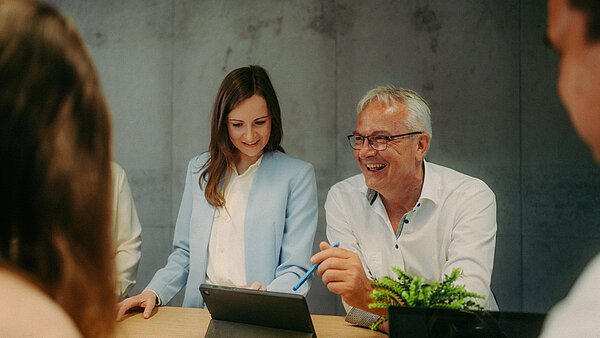Kundenberater am Tisch 