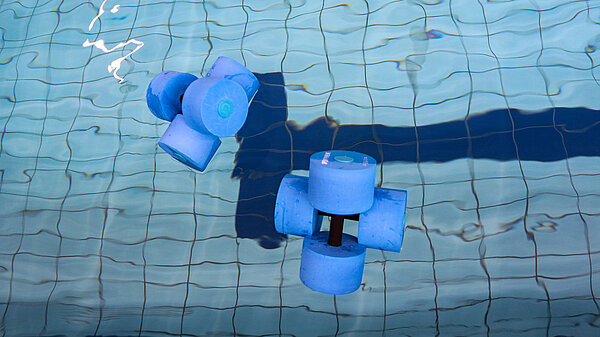 Wassersportgeräte auf einer Bahn in der Schwimmhalle 