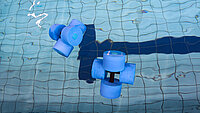 Wassersportgeräte auf einer Bahn in der Schwimmhalle 