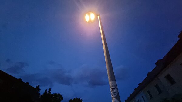 Angeschaltete LED-Straßenlaterne bei Nacht. 