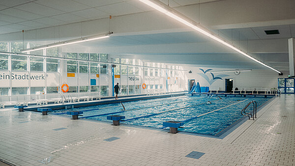 Blick auf Schwimmbecken der neu.sw Schwimmhalle