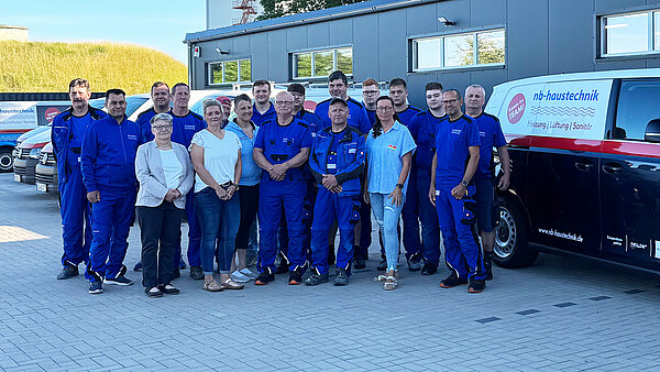 Gruppenbild Team nb-haustechnik vor Elektro-Firmentransporter