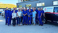 Gruppenbild Team nb-haustechnik vor Elektro-Firmentransporter