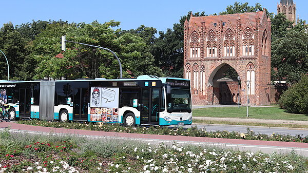 neu.sw Stadtbus fährt auf dem Neubrandenburger Ring
