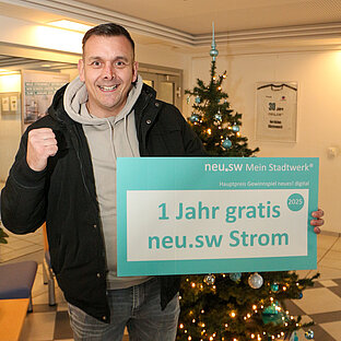 Hauptgewinner mit Strom-Scheck
