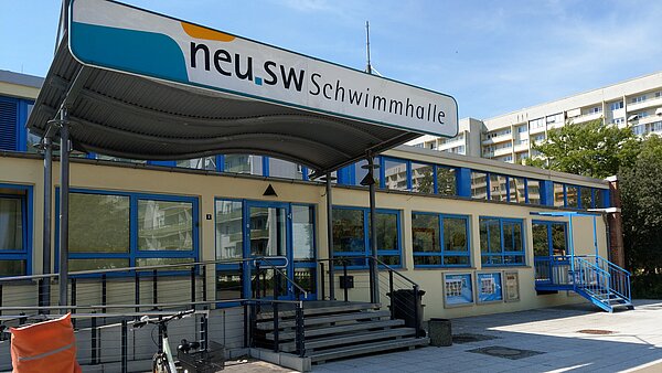 Blick auf Eingangsbereich der neu.sw Schwimmhalle.