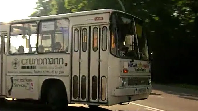 Ein Foto eines sehr alten Bus Ende der 90er Jahre.
