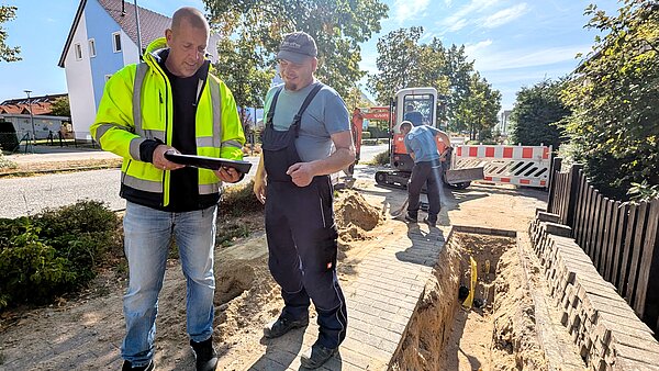 Baubetreuer von neu.sw im Gespräch mit Arbeiter der Baufirma