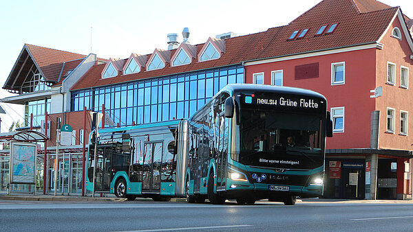 Elektrobus biegt am Busbahnhof auf den Stadtring ab.
