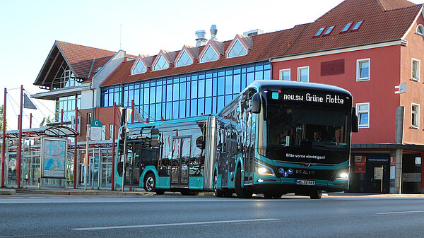 E-Bus verlässt Busbahnhof.
