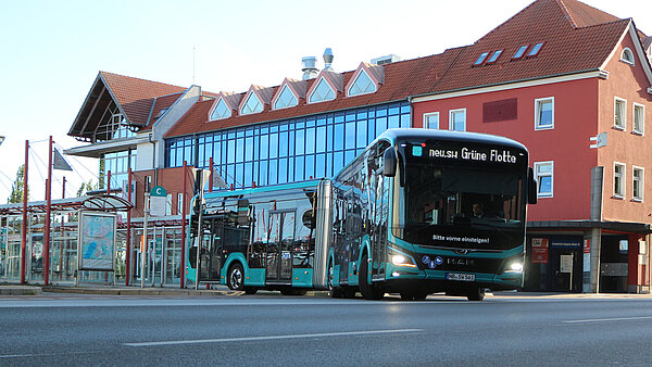 Elektro-Stadtbus am Busbahnhof.