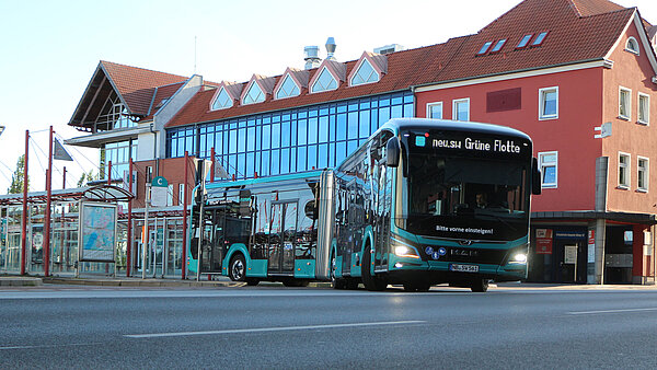 E-Bus verlässt Busbahnhof.