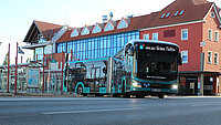 E-Bus biegt vom Busbahnhof auf die Straße ein.